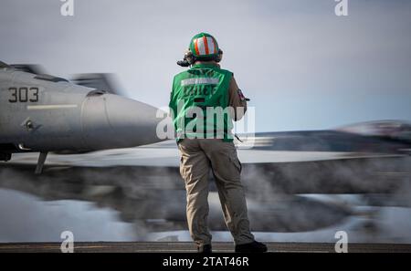 PACIFIC OCEAN (30. November 2023) Anndreana Palmore, aus Oakland, Kalifornien, beobachtet den Flugzeugstart vom Flugdeck des Flugzeugträgers USS Theodore Roosevelt (CVN 71) der Nimitz-Klasse, 30. November 2023. Theodore Roosevelt, das Flaggschiff der Carrier Strike Group Nine (CSG 9), führt integrierte Trainingsübungen im Einsatzgebiet der 3rd Fleet durch. (Foto der U.S. Navy von der 3. Klasse-Spezialistin für Massenkommunikation Adina Phebus) Stockfoto