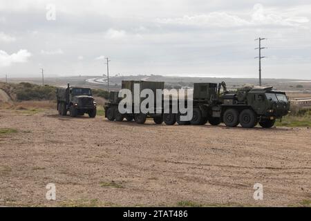 Taktische Fahrzeuge des U.S. Marine Corps, die dem Combat Logistics Battalion 5, Combat Logistics Regiment 1, 1st Marine Logistics Group, zugewiesen wurden, Bühne für einen Konvoi während einer Missionsprobe im Rahmen der Übung Steel Knight 23,2 im Marine Corps Base Camp Pendleton, Kalifornien, 30. November 2023. Steel Knight unterhält und schärft I Marine Expeditionary Force als Amerikas Expeditionstruppe in Bereitschaft – organisiert, trainiert und ausgerüstet, um auf jede Krise zu reagieren, jederzeit und überall. Bei dieser Übung wird das Bataillon und das 5. Marine-Regiment, 1. Marine-Division, in Austr stationiert sein Stockfoto