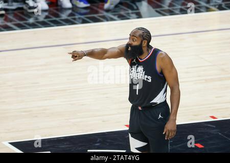 Los Angeles, Kalifornien, USA. Dezember 2023. James Harden #1 bei einem NBA-Basketballspiel gegen die Golden State Warriors in der Crypto.com Arena am Samstag, den 2. Dezember 2023, in Los Angeles. (Kreditbild: © Ringo Chiu/ZUMA Press Wire) NUR REDAKTIONELLE VERWENDUNG! Nicht für kommerzielle ZWECKE! Stockfoto