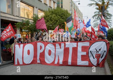 Messina, Italien. Dezember 2023. Demonstranten hinter dem Banner mit den Worten „keine Brücke“ während des Protestes gegen den Bau der Messina Strait Bridge, der von der No Bridge Coordination in Messina organisiert wurde. Etwa zweitausend Menschen protestierten gegen den Bau der Brücke über die Meerenge von Messina, der längsten Hängebrücke der Welt in einem Gebiet, das heftigen Winden und starken Gezeitenströmen ausgesetzt ist, in einem der Gebiete mit dem höchsten Erdbebenrisiko im Mittelmeer. Hunderttausende von Quadratmetern Land, Häuser und öffentliche Unternehmen werden enteignet. Am Ende Stockfoto