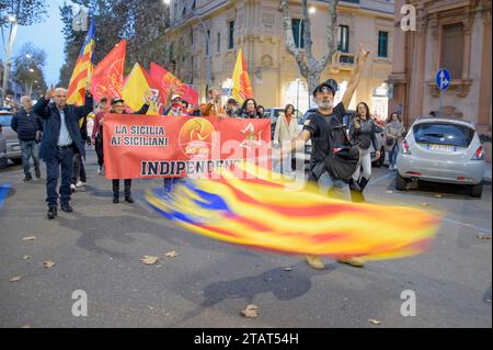 Messina, Italien. Dezember 2023. Eine Gruppe von Menschen demonstrierte für die Unabhängigkeit Siziliens von Italien während des Protestes gegen den Bau der Brücke über die Straße, die von der Koordination No Bridge in Messina organisiert wurde. Etwa zweitausend Menschen protestierten gegen den Bau der Brücke über die Meerenge von Messina, der längsten Hängebrücke der Welt in einem Gebiet, das heftigen Winden und starken Gezeitenströmen ausgesetzt ist, in einem der Gebiete mit dem höchsten Erdbebenrisiko im Mittelmeer. Hunderttausende von Quadratmetern Land, Häuser und öffentliche Unternehmen werden enteignet Stockfoto