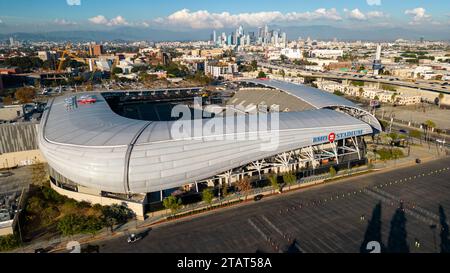 Los Angeles, CA - 17. November 2023: BMO-Stadion mit der Skyline von Los Angeles im Hintergrund Stockfoto