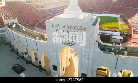 Los Angeles, CA - 17. November 2023: Los Angeles Memorial Coliseum, Heimstadion von USC Football, Olympischen Spielen und anderen Veranstaltungen. Stockfoto