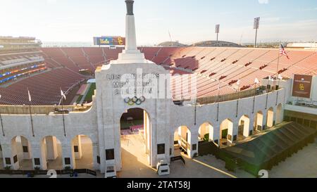 Los Angeles, CA - 17. November 2023: Los Angeles Memorial Coliseum, Heimstadion von USC Football, Olympischen Spielen und anderen Veranstaltungen. Stockfoto