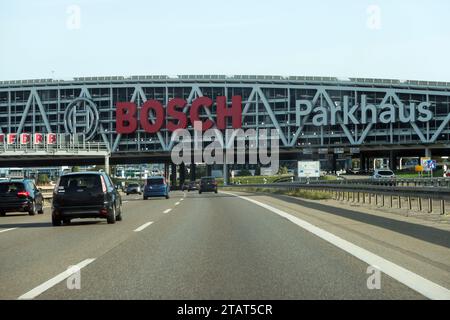 Über die Autobahn A8 gebautes Parkhaus am Flughafen, Baden-Württemberg, Stuttgart Stockfoto