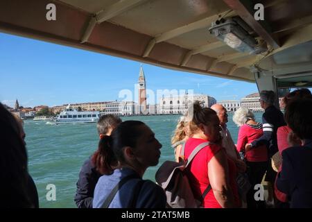 Ankunft in Venedig mit dem Vaporetto Nr. 2 und Überquerung des Bacino von Zitelle nach San Marco-San Zaccaria mit Blick auf die berühmte Piazza und Campanile Stockfoto