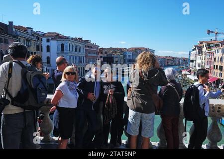 Venedig, Italien, Touristen versammeln sich auf der Rialtobrücke mit Blick auf San Marco, um ein Venedig-Selfie und Fotos vom großen Kanal zu machen Stockfoto