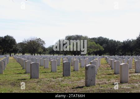 San Antonio, USA. Dezember 2023. Blick auf das Friedhofsgelände auf dem Fort Sam Houston National Cemetery in San Antonio, Texas, USA, am 1. Dezember 2023. Derzeit hat der Friedhof 338 Acres, von denen 200 Acres erschlossen wurden. Der Fort Sam Houston National Cemetery hat das Potenzial, über Jahrzehnte geöffnet zu bleiben. (Foto: Carlos Kosienski/SIPA USA) Credit: SIPA USA/Alamy Live News Stockfoto