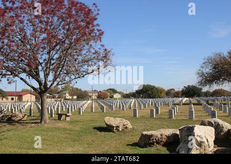 San Antonio, USA. Dezember 2023. Blick auf das Friedhofsgelände auf dem Fort Sam Houston National Cemetery in San Antonio, Texas, USA, am 1. Dezember 2023. Derzeit hat der Friedhof 338 Acres, von denen 200 Acres erschlossen wurden. Der Fort Sam Houston National Cemetery hat das Potenzial, über Jahrzehnte geöffnet zu bleiben. (Foto: Carlos Kosienski/SIPA USA) Credit: SIPA USA/Alamy Live News Stockfoto