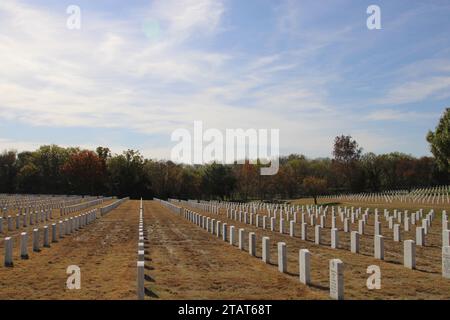 San Antonio, USA. Dezember 2023. Blick auf das Friedhofsgelände auf dem Fort Sam Houston National Cemetery in San Antonio, Texas, USA, am 1. Dezember 2023. Derzeit hat der Friedhof 338 Acres, von denen 200 Acres erschlossen wurden. Der Fort Sam Houston National Cemetery hat das Potenzial, über Jahrzehnte geöffnet zu bleiben. (Foto: Carlos Kosienski/SIPA USA) Credit: SIPA USA/Alamy Live News Stockfoto