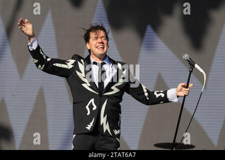 São PAULO, BRASILIEN - 2. DEZEMBER: Howlin' Pelle Almqvist von The Hives tritt am 2. Dezember 2023 am 1. Tag des Primavera Sound Brazil 2023 im Autódromo José Carlos Pace in Sao Paulo/SP, Brasilien auf. (Foto: Leandro Bernardes/PxImages) Credit: PX Images/Alamy Live News Stockfoto