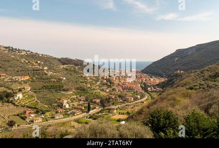 Erhöhter Blick auf das Aquilatal mit Finale Ligure und das Meer im Hintergrund im Frühling, Savona, Ligurien, Italien Stockfoto