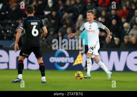 Swansea, Großbritannien. Dezember 2023. Josh Tymon aus Swansea City (14) in Aktion. EFL Skybet-Meisterschaftsspiel, Swansea City gegen Huddersfield Town im Stadion Swansea.com in Swansea, Wales am Samstag, den 2. Dezember 2023. Dieses Bild darf nur für redaktionelle Zwecke verwendet werden. Nur redaktionelle Verwendung, Bild von Andrew Orchard/Andrew Orchard Sportfotografie/Alamy Live News Credit: Andrew Orchard Sportfotografie/Alamy Live News Stockfoto