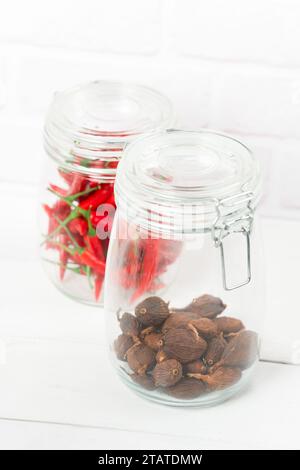 Gewürze: Sternanis, Zimt, Lorbeerblätter, Fenchel, Chili und Knoblauch Stockfoto