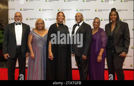 Königin Latifah und ihre Familie posieren für ein Gruppenfoto, als sie am Samstag, den 2. Dezember 2023, zur Medallion-Zeremonie ankommen, um die Empfänger der 46. Jährlichen Kennedy Center Honors im Außenministerium in Washington, DC, zu ehren. Die Preisträger 2023 sind: Schauspieler und Komiker Billy Crystal, die gefeierte Sopranistin Renee Fleming, der britische Singer-Songwriter-Produzent und Mitglied der Bee Gees, Barry Gibb, Rapper, Sängerin und Schauspielerin Queen Latifah und die Sängerin Dionne Warwick. Credit: Ron Sachs/Pool via CNP/MediaPunch Stockfoto