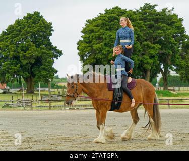 Marchwood Park, Motueka, Tasman District, Aotearoa/Neuseeland – 2. Dezember 2023: Akrobaten posieren auf einem Pferd bei der Motueka A und P Show. Nicht ticke Stockfoto