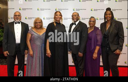 Königin Latifah und ihre Familie posieren für ein Gruppenfoto, als sie am Samstag, den 2. Dezember 2023, zur Medallion-Zeremonie ankommen, um die Empfänger der 46. Jährlichen Kennedy Center Honors im Außenministerium in Washington, DC, zu ehren. Die Preisträger 2023 sind der Schauspieler und Comedian Billy Crystal, die gefeierte Sopranistin Renee Fleming, der britische Singer-Songwriter-Produzent und Mitglied der Bee Gees, Barry Gibb Rapper, Sängerin und Schauspielerin Queen Latifah und die Sängerin Dionne Warwick. Copyright: XCNPx/xMediaPunchx Credit: Imago/Alamy Live News Stockfoto