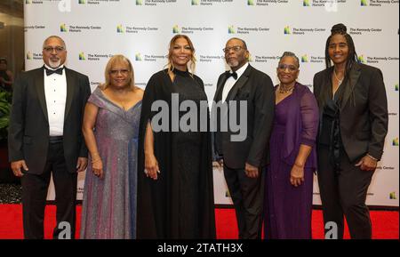 Königin Latifah und ihre Familie posieren für ein Gruppenfoto, als sie am Samstag, den 2. Dezember 2023, zur Medallion-Zeremonie ankommen, um die Empfänger der 46. Jährlichen Kennedy Center Honors im Außenministerium in Washington, DC, zu ehren. Die 2023 Preisträger sind der Schauspieler und Komiker Billy Crystal, die gefeierte Sopranistin Renee Fleming, der britische Singer-Songwriter-Produzent und Mitglied der Bee Gees, Barry Gibb, Rapper, Sängerin und Schauspielerin Queen Latifah und die Sängerin Dionne Warwick. Kredit: Ron Sachs/Pool über CNP Stockfoto