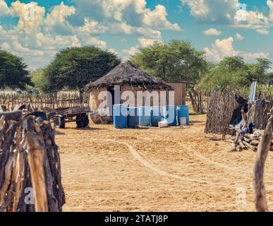 afrikanische Dörfer traditionelle Häuser im südlichen afrika, Eselkarre für den Wassertransport Stockfoto