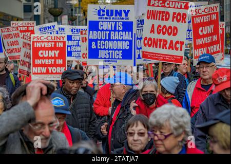 USA. Dezember 2023. Als ihr gewerkschaftsvertrag wieder ausläuft, versammelten sich am 2. Dezember 2023 Hunderte von CUNY-Lehrkräften und -Mitarbeitern vor dem Hauptquartier von CUNY in Midtown, um ihre Forderungen nach einem neuen Vertrag direkt an die Haustür des Managements zu bringen. Der Professional Staff Congress (PSC) – die gewerkschaft, die 30.000 Fakultäten und Mitarbeiter der CUNY vertritt – wurde von Studenten und Befürwortern unterstützt, um eine neue Vereinbarung zu fordern, die inflationssteigernde Erhöhungen und andere Fortschritte beinhaltet, die zum Schutz der Qualität einer CUNY-Ausbildung beitragen. (Foto: Erik McGregor/SIPA USA) Credit: SIPA USA/Alamy Live News Stockfoto