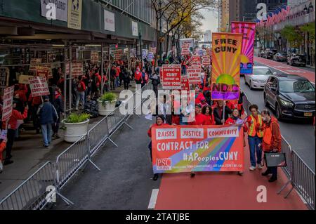 USA. Dezember 2023. Als ihr gewerkschaftsvertrag wieder ausläuft, versammelten sich am 2. Dezember 2023 Hunderte von CUNY-Lehrkräften und -Mitarbeitern vor dem Hauptquartier von CUNY in Midtown, um ihre Forderungen nach einem neuen Vertrag direkt an die Haustür des Managements zu bringen. Der Professional Staff Congress (PSC) – die gewerkschaft, die 30.000 Fakultäten und Mitarbeiter der CUNY vertritt – wurde von Studenten und Befürwortern unterstützt, um eine neue Vereinbarung zu fordern, die inflationssteigernde Erhöhungen und andere Fortschritte beinhaltet, die zum Schutz der Qualität einer CUNY-Ausbildung beitragen. (Foto: Erik McGregor/SIPA USA) Credit: SIPA USA/Alamy Live News Stockfoto