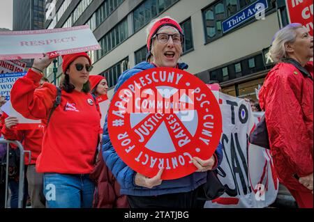 USA. Dezember 2023. Als ihr gewerkschaftsvertrag wieder ausläuft, versammelten sich am 2. Dezember 2023 Hunderte von CUNY-Lehrkräften und -Mitarbeitern vor dem Hauptquartier von CUNY in Midtown, um ihre Forderungen nach einem neuen Vertrag direkt an die Haustür des Managements zu bringen. Der Professional Staff Congress (PSC) – die gewerkschaft, die 30.000 Fakultäten und Mitarbeiter der CUNY vertritt – wurde von Studenten und Befürwortern unterstützt, um eine neue Vereinbarung zu fordern, die inflationssteigernde Erhöhungen und andere Fortschritte beinhaltet, die zum Schutz der Qualität einer CUNY-Ausbildung beitragen. (Foto: Erik McGregor/SIPA USA) Credit: SIPA USA/Alamy Live News Stockfoto