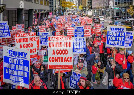 USA. Dezember 2023. Als ihr gewerkschaftsvertrag wieder ausläuft, versammelten sich am 2. Dezember 2023 Hunderte von CUNY-Lehrkräften und -Mitarbeitern vor dem Hauptquartier von CUNY in Midtown, um ihre Forderungen nach einem neuen Vertrag direkt an die Haustür des Managements zu bringen. Der Professional Staff Congress (PSC) – die gewerkschaft, die 30.000 Fakultäten und Mitarbeiter der CUNY vertritt – wurde von Studenten und Befürwortern unterstützt, um eine neue Vereinbarung zu fordern, die inflationssteigernde Erhöhungen und andere Fortschritte beinhaltet, die zum Schutz der Qualität einer CUNY-Ausbildung beitragen. (Foto: Erik McGregor/SIPA USA) Credit: SIPA USA/Alamy Live News Stockfoto