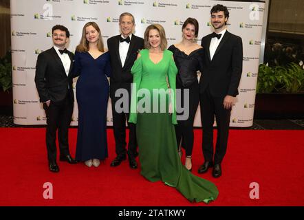 Washington, Usa. Dezember 2023. Renee Fleming und seine Familie kommen am Samstag, den 2. Dezember 2023, zur Medallion-Zeremonie zu Ehren der Empfänger des 46. Jährlichen Kennedy Center Honors im Außenministerium in Washington, DC. Die Preisträger 2023 sind der Schauspieler und Comedian Billy Crystal, die gefeierte Sopranistin Renee Fleming, der britische Singer-Songwriter-Produzent und Mitglied der Bee Gees, Barry Gibb Rapper, Sängerin und Schauspielerin Queen Latifah und die Sängerin Dionne Warwick. Foto: Ron Sachs/UPI Credit: UPI/Alamy Live News Stockfoto