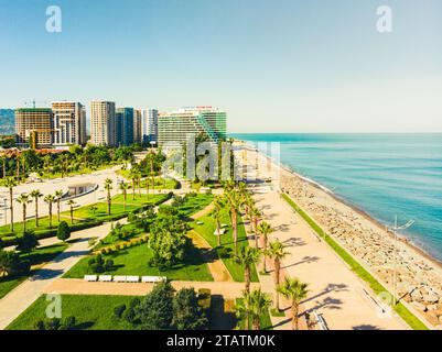 Panoramablick auf den wunderschönen Batumi Strand bei sonnigem Sommerwetter. Batumi ist die Hauptstadt der Autonomen Republik Adjara in Georgien auf coa Stockfoto