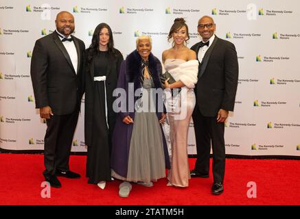 Washington, Usa. Dezember 2023. Dionne Warwick, Center, posiert mit Mitgliedern ihrer Familie, als sie am Samstag, den 2. Dezember 2023, zur Medallion-Zeremonie ankommt, um die Empfänger der 46. Jährlichen Kennedy Center Honors im Außenministerium in Washington, DC, zu ehren. Die Preisträger 2023 sind der Schauspieler und Comedian Billy Crystal, die gefeierte Sopranistin Renee Fleming, der britische Singer-Songwriter-Produzent und Mitglied der Bee Gees, Barry Gibb Rapper, Sängerin und Schauspielerin Queen Latifah und die Sängerin Dionne Warwick. Foto: Ron Sachs/UPI Credit: UPI/Alamy Live News Stockfoto