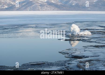 Eis in der gefrorenen Winter-Seenlandschaft, Hokkaido, Japan Stockfoto