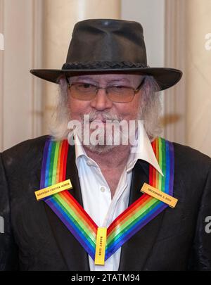 Washington, Usa. Dezember 2023. 2023 Kennedy Center Honoree, britischer Singer-Songwriter-Produzent und Mitglied der Bee Gees, Barry Gibb, posiert für ein Gruppenfoto nach der Medallion-Zeremonie der 46. Jährlichen Kennedy Center Honors im Außenministerium in Washington, DC am Samstag, den 2. Dezember 2023. Die Preisträger 2023 sind der Schauspieler und Komiker Billy Crystal, die gefeierte Sopranistin Renee Fleming, die Rapperin, Sängerin und Schauspielerin Queen Latifah und die Sängerin Dionne Warwick. Credit: Ron Sachs/Pool via CNP Credit: Abaca Press/Alamy Live News Stockfoto