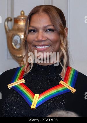 Washington, Usa. Dezember 2023. 2023 Kennedy Center Honoree, Rapperin, Sängerin und Schauspielerin Queen Latifah, posiert für ein Gruppenfoto im Anschluss an die Medallion-Zeremonie der 46. Jährlichen Kennedy Center Honorare im Außenministerium in Washington, DC am Samstag, den 2. Dezember 2023. Die anderen 2023 Preisträger sind der Schauspieler und Komiker Billy Crystal, die gefeierte Sopranistin Renee Fleming, der britische Singer-Songwriter-Produzent und Mitglied der Bee Gees, Barry Gibb, und die Sängerin Dionne Warwick. Credit: Ron Sachs/Pool via CNP Credit: Abaca Press/Alamy Live News Stockfoto