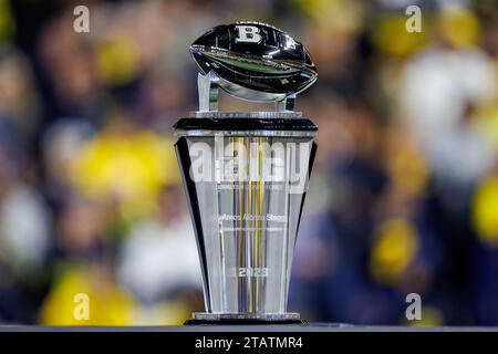 Indianapolis, Indiana, USA. Dezember 2023. Big Ten Championship-Trophäe nach dem NCAA-Football-Spiel zwischen den Michigan Wolverines und den Iowa Hawkeyes im Lucas Oil Stadium in Indianapolis, Indiana. John Mersits/CSM/Alamy Live News Stockfoto