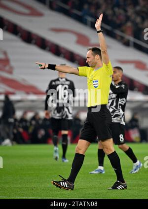 Stuttgart, Deutschland. Dezember 2023. Schiedsrichterschiedsrichter Bastian Dankert Gestik Geste VfB Stuttgart vs. SV Werder Bremen 02.12.2023 DFL-VORSCHRIFTEN VERBIETEN JEDE VERWENDUNG VON FOTOGRAFIEN ALS BILDSEQUENZEN UND/ODER QUASI-VIDEO/dpa/Alamy Live News Stockfoto