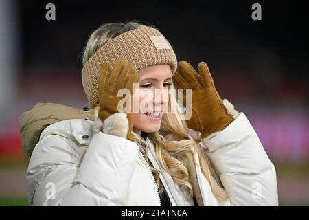 Stuttgart, Deutschland. Dezember 2023. SKY Fussballexpertin Julia Simic VfB Stuttgart vs. SV Werder Bremen 02.12.2023 DFL-VORSCHRIFTEN VERBIETEN JEDE VERWENDUNG VON FOTOGRAFIEN ALS BILDSEQUENZEN UND/ODER QUASI-VIDEO/dpa/Alamy Live News Stockfoto