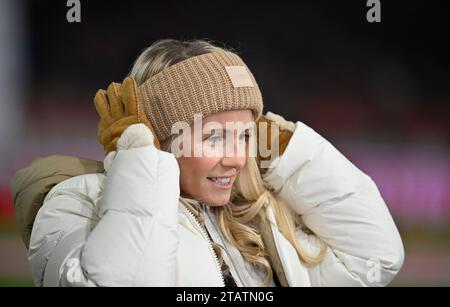 Stuttgart, Deutschland. Dezember 2023. SKY Fussballexpertin Julia Simic VfB Stuttgart vs. SV Werder Bremen 02.12.2023 DFL-VORSCHRIFTEN VERBIETEN JEDE VERWENDUNG VON FOTOGRAFIEN ALS BILDSEQUENZEN UND/ODER QUASI-VIDEO/dpa/Alamy Live News Stockfoto