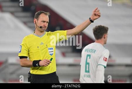 Stuttgart, Deutschland. Dezember 2023. Schiedsrichterschiedsrichter Bastian Dankert Gestik Geste VfB Stuttgart vs. SV Werder Bremen 02.12.2023 DFL-VORSCHRIFTEN VERBIETEN JEDE VERWENDUNG VON FOTOGRAFIEN ALS BILDSEQUENZEN UND/ODER QUASI-VIDEO/dpa/Alamy Live News Stockfoto