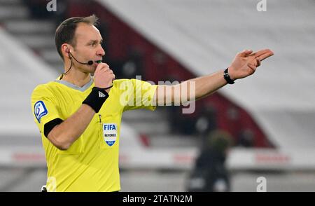 Stuttgart, Deutschland. Dezember 2023. Schiedsrichterschiedsrichter Bastian Dankert Gestik Geste VfB Stuttgart vs. SV Werder Bremen 02.12.2023 DFL-VORSCHRIFTEN VERBIETEN JEDE VERWENDUNG VON FOTOGRAFIEN ALS BILDSEQUENZEN UND/ODER QUASI-VIDEO/dpa/Alamy Live News Stockfoto