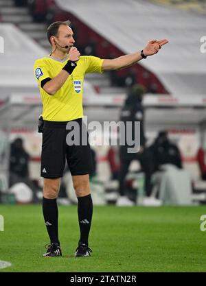 Stuttgart, Deutschland. Dezember 2023. Schiedsrichterschiedsrichter Bastian Dankert Gestik Geste VfB Stuttgart vs. SV Werder Bremen 02.12.2023 DFL-VORSCHRIFTEN VERBIETEN JEDE VERWENDUNG VON FOTOGRAFIEN ALS BILDSEQUENZEN UND/ODER QUASI-VIDEO/dpa/Alamy Live News Stockfoto