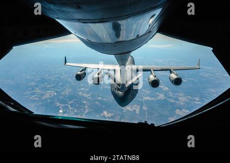 Tampa, Florida, USA. November 2023. Ein KC-135 Stratotanker, der der 63rd Air Betankungsgeschwader der MacDill Air Force Base, Florida, zugewiesen ist, betankt eine C-17 Globemaster III, die der 15th Airlift Squadron, Joint Base Charleston, South Carolina, über dem Südosten der USA zugewiesen ist. 28, 2023. Luftbetankung ermöglicht globale Reichweite für die USA und die Partnerländer. (Kreditbild: © U.S. Air Force/ZUMA Press Wire) NUR REDAKTIONELLE VERWENDUNG! Nicht für kommerzielle ZWECKE! Stockfoto