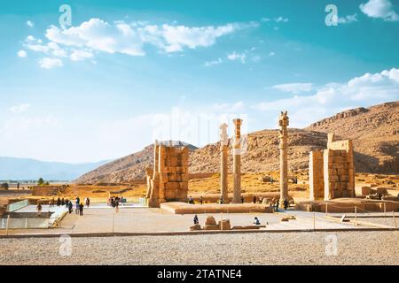 Persepolis, Iran - 8. juni 2022: Touristenwanderung mit riesigen Säulenstatuen. Die historische persische Stadt Persepolis in Persien Stockfoto