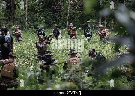 Sukabumi, Indonesien. November 2023. US-Marines mit 1. Bataillon, 7. Marines, die der Rotationstruppe Südostasien angehören, und indonesische Marines mit der 4. Marine-Infanterie-Brigade Pasmar 1, führen im November 2023 im Piabung Training Area in Sukabumi, West-Java, Indonesien, eine Ausbildung zum Umgang mit Waffen durch. 27, 2023. Keris MAREX ist eine bilaterale Übung unter der Leitung des U.S. Marine Corps und des indonesischen Marine Corps, oder Korps Marinir, um die militärische Interoperabilität und die Sensibilisierung für maritime Bereiche zu fördern, Beziehungen zu stärken und e zu stärken Stockfoto