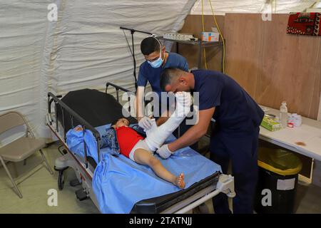 Khan Younis. Dezember 2023. Ein verletztes Kind wird in einem provisorischen Krankenhaus im südlichen Gazastreifen von Khan Younis behandelt. 2. Dezember 2023. Quelle: Rizek Abdeljawad/Xinhua/Alamy Live News Stockfoto