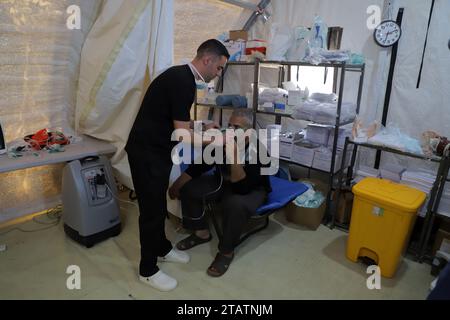 Khan Younis. Dezember 2023. Eine verletzte Person wird in einem provisorischen Krankenhaus im südlichen Gazastreifen von Khan Younis behandelt 2. Dezember 2023. Quelle: Rizek Abdeljawad/Xinhua/Alamy Live News Stockfoto