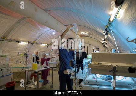 Khan Younis. Dezember 2023. Medizinisches Personal arbeitet in einem provisorischen Krankenhaus im südlichen Gazastreifen von Khan Younis 2. Dezember 2023. Quelle: Rizek Abdeljawad/Xinhua/Alamy Live News Stockfoto