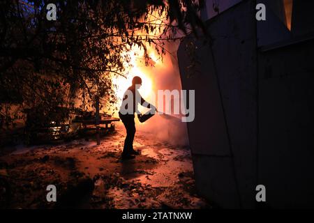 Khan Younis. Dezember 2023. Eine Kunststofffabrik brennt nach israelischen Angriffen in der Stadt Khan Younis im südlichen Gazastreifen vom 2. Dezember 2023. Quelle: Yasser Qudih/Xinhua/Alamy Live News Stockfoto