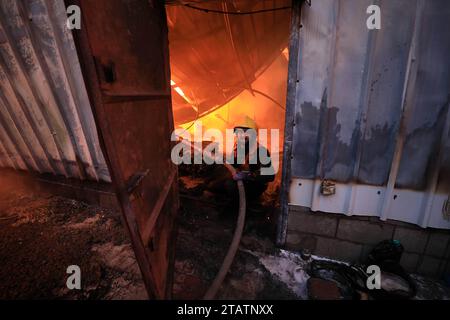 Khan Younis. Dezember 2023. Eine Kunststofffabrik brennt nach israelischen Angriffen in der Stadt Khan Younis im südlichen Gazastreifen vom 2. Dezember 2023. Quelle: Yasser Qudih/Xinhua/Alamy Live News Stockfoto