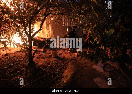 Khan Younis. Dezember 2023. Eine Kunststofffabrik brennt nach israelischen Angriffen in der Stadt Khan Younis im südlichen Gazastreifen vom 2. Dezember 2023. Quelle: Yasser Qudih/Xinhua/Alamy Live News Stockfoto