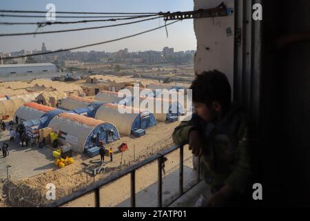 Khan Younis. Dezember 2023. Dieses Foto vom 2. Dezember 2023 zeigt die Außenansicht eines provisorischen Krankenhauses im südlichen Gazastreifen von Khan Younis. Quelle: Rizek Abdeljawad/Xinhua/Alamy Live News Stockfoto